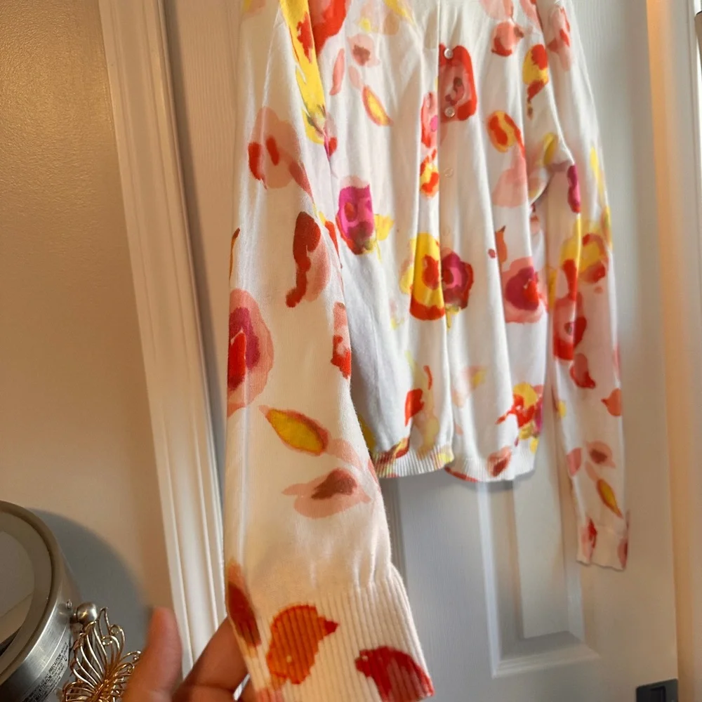 Floral Button-Up lightweight Cardigan - Picture 3 of 5